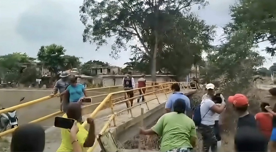 Lanzan lodo y corren a una alcaldesa morenista de Veracruz: visitó la zona afectada 14 días después