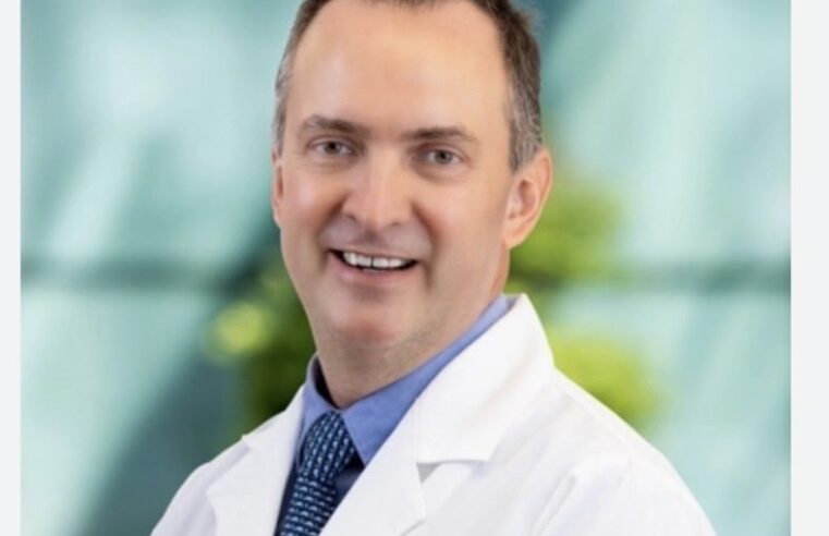 Médico mexicano salva a  mujer de morir asfixiada con unos Chetos en vuelo Miami-CDMX