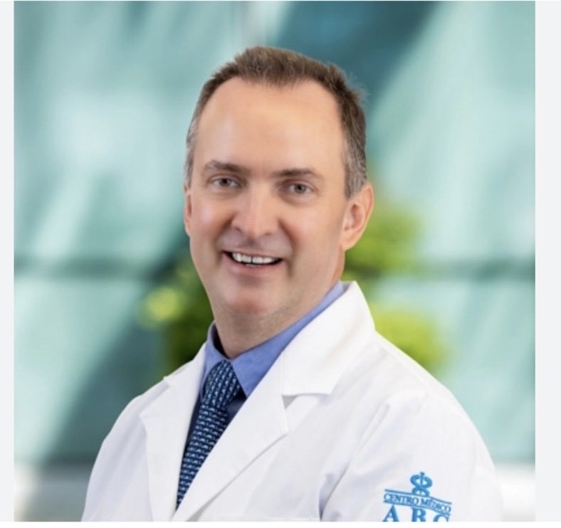 Médico mexicano salva a  mujer de morir asfixiada con unos Chetos en vuelo Miami-CDMX