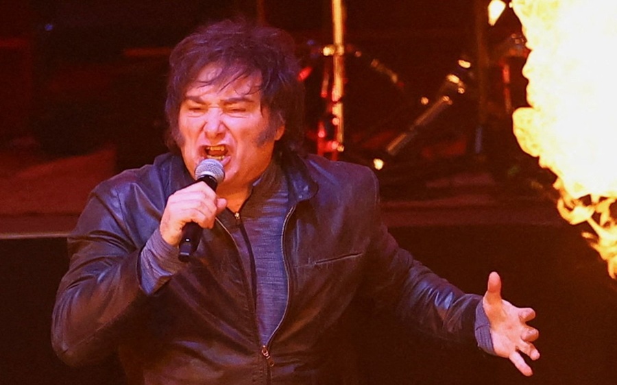Milei canta con la ‘Banda Presidencial’ en medio de complejo panorama económico y político