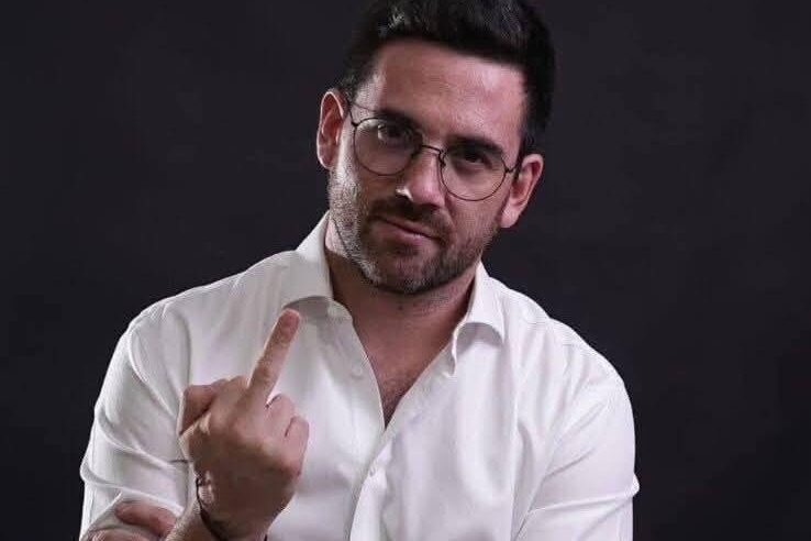 Funcionario de Quintana Roo publica foto con señal obscena: las redes lo destrozan