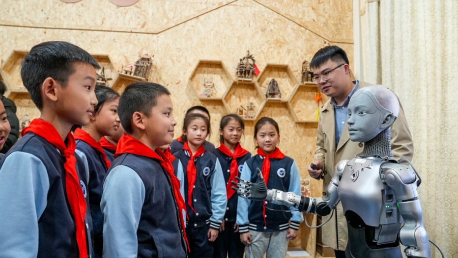 Profesor robot sabe de todo y estudiantes dicen que es entretenido al enseñar historia