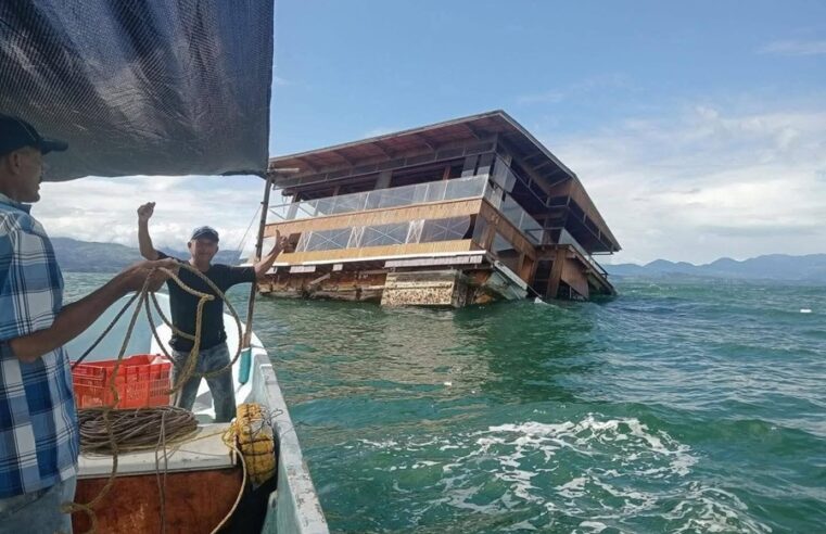 Restaurante flotante se suelta en el río y termina en alta mar en Veracruz