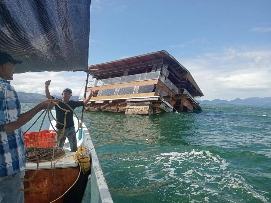 Restaurante flotante se suelta en el río y termina en alta mar en Veracruz
