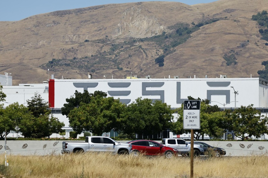 Murieron al no puder salir de una Cybertruck tras un choque y ahora Tesla enfrenta denanda