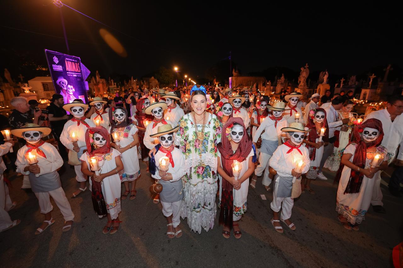 Mérida vive una de sus mejores noches con el Paseo de las Ánimas