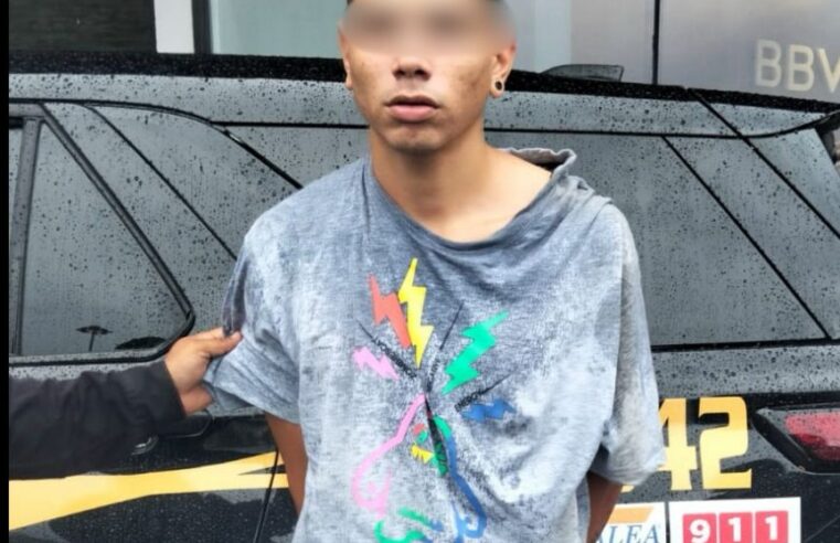 Roba en una plaza y trata de huir con las esposas puestas