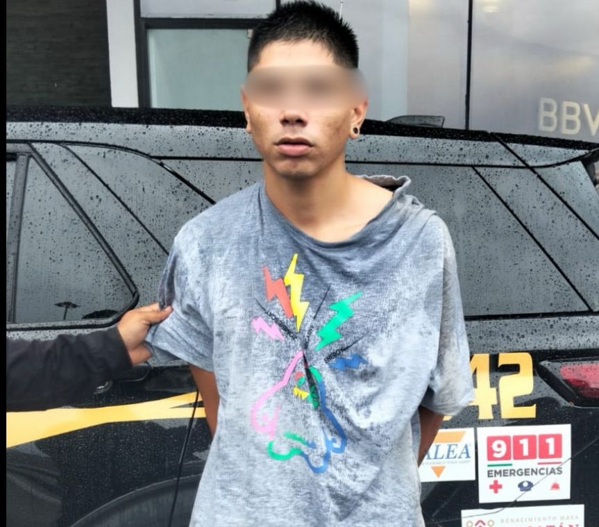 Roba en una plaza y trata de huir con las esposas puestas