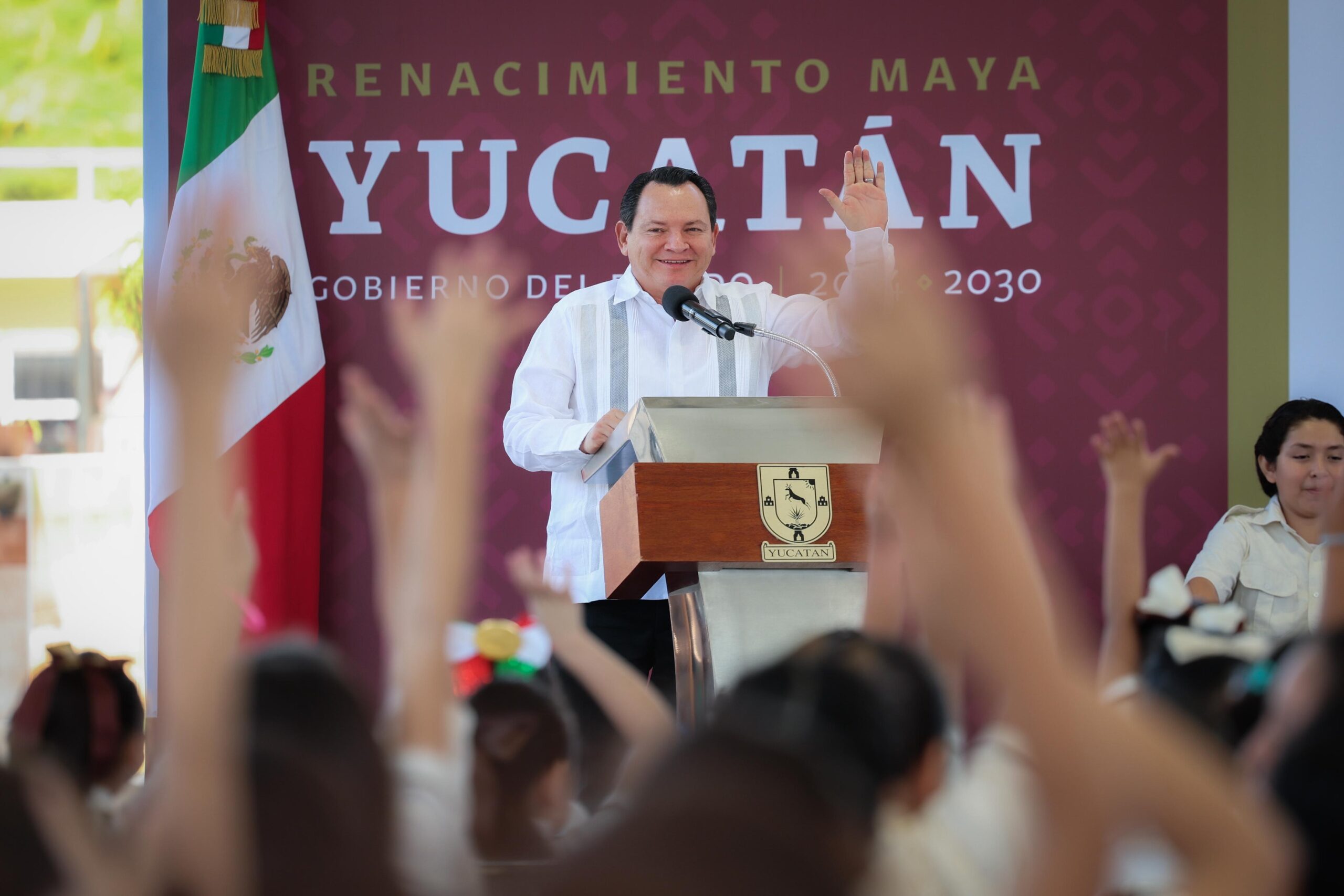 Huacho Díaz cumple compromiso en primaria de Mérida 