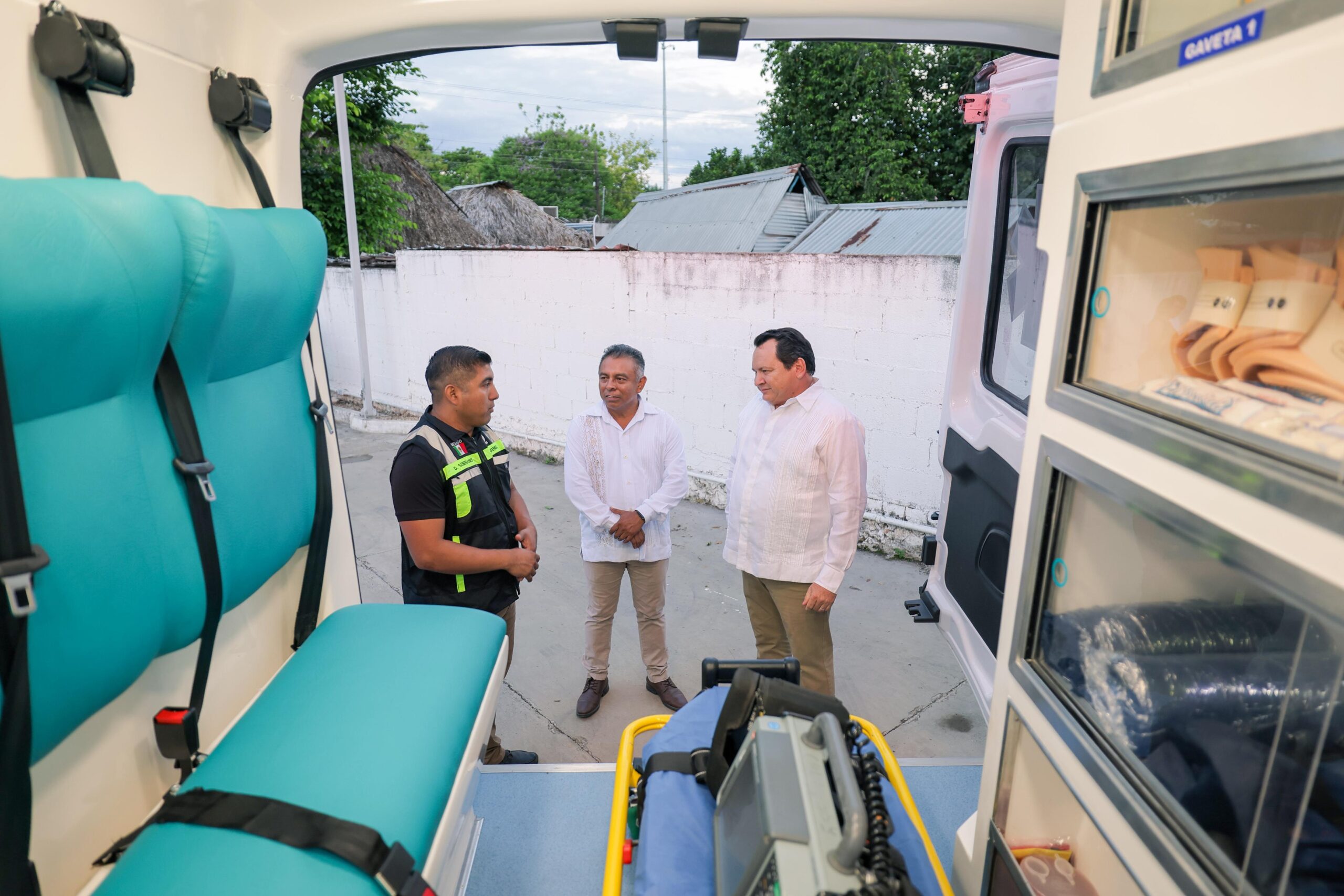Con nuevas ambulancias , Gobierno de Yucatán fortalece la atención médica en el sur
