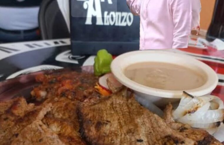 Rolando Zapata visita emblemático bar y da la tanda