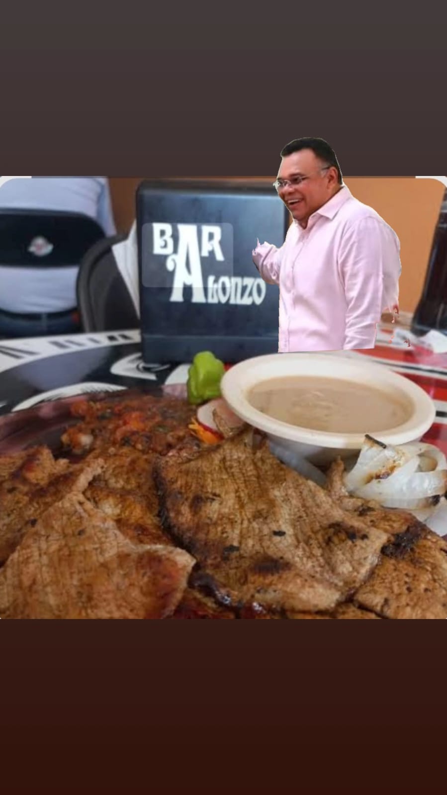 Rolando Zapata visita emblemático bar y da la tanda
