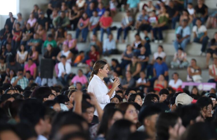 Entrega Cecilia Patrón apoyos económicos educativos a la juventud meridana.