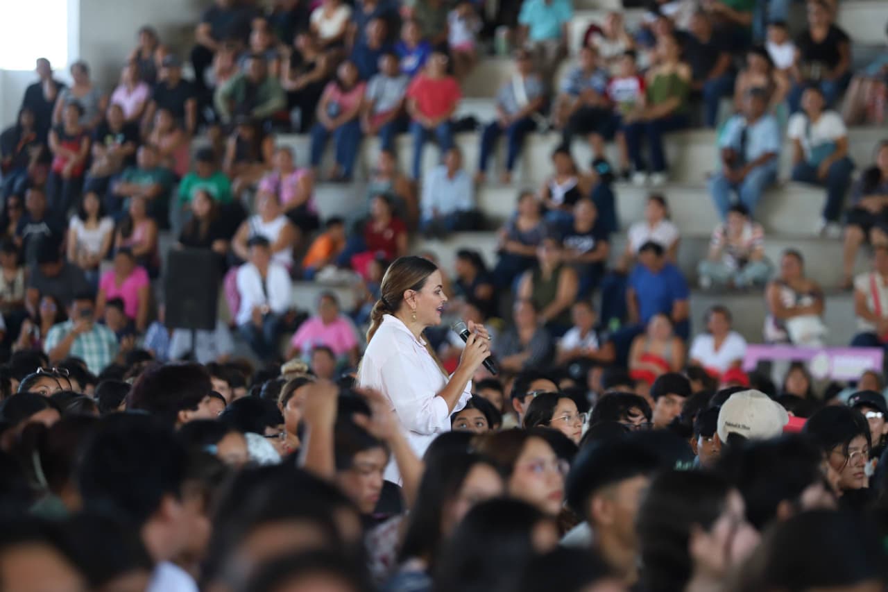 Entrega Cecilia Patrón apoyos económicos educativos a la juventud meridana.