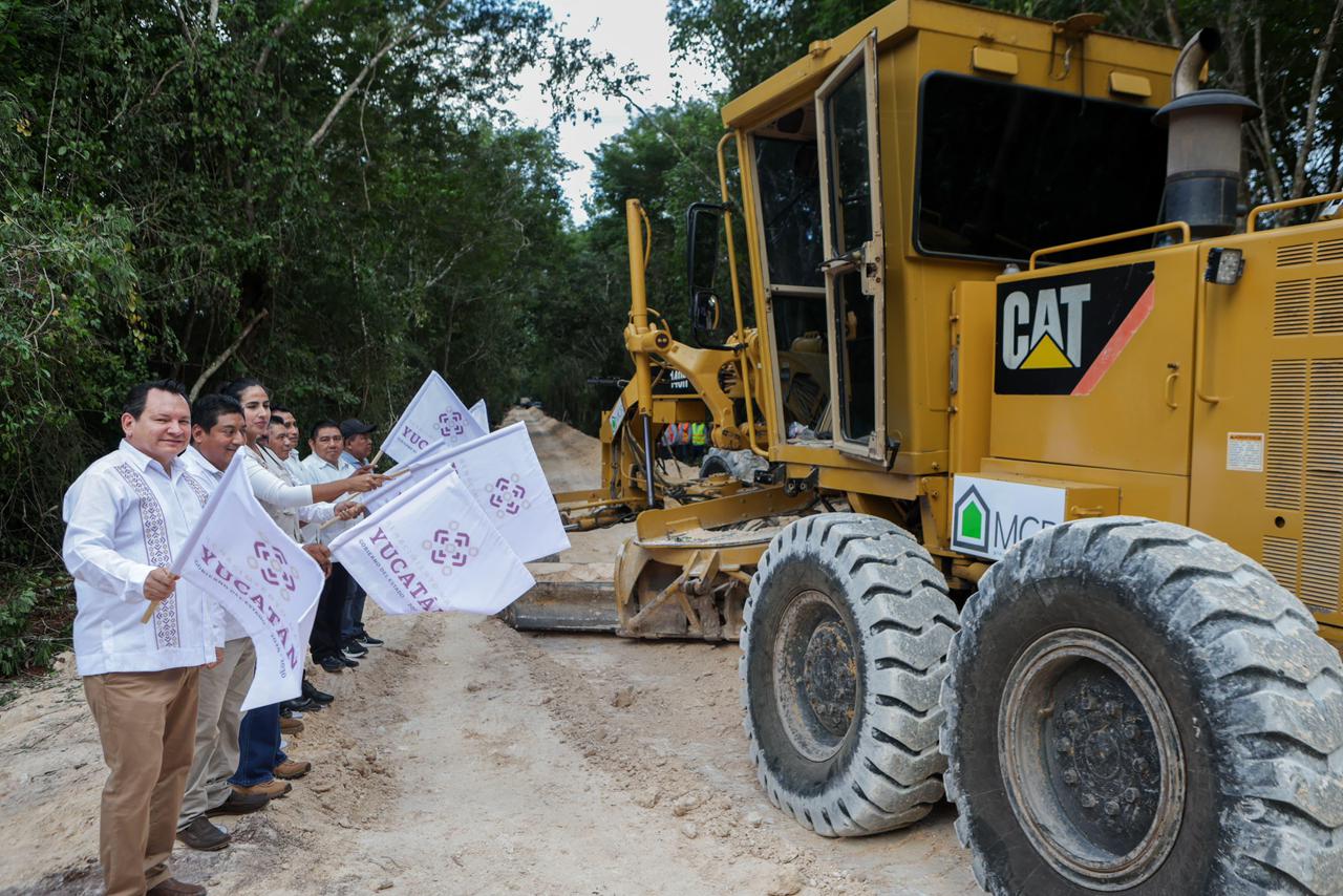 Díaz Mena cumple compromiso con familias de Temozón y Chemax