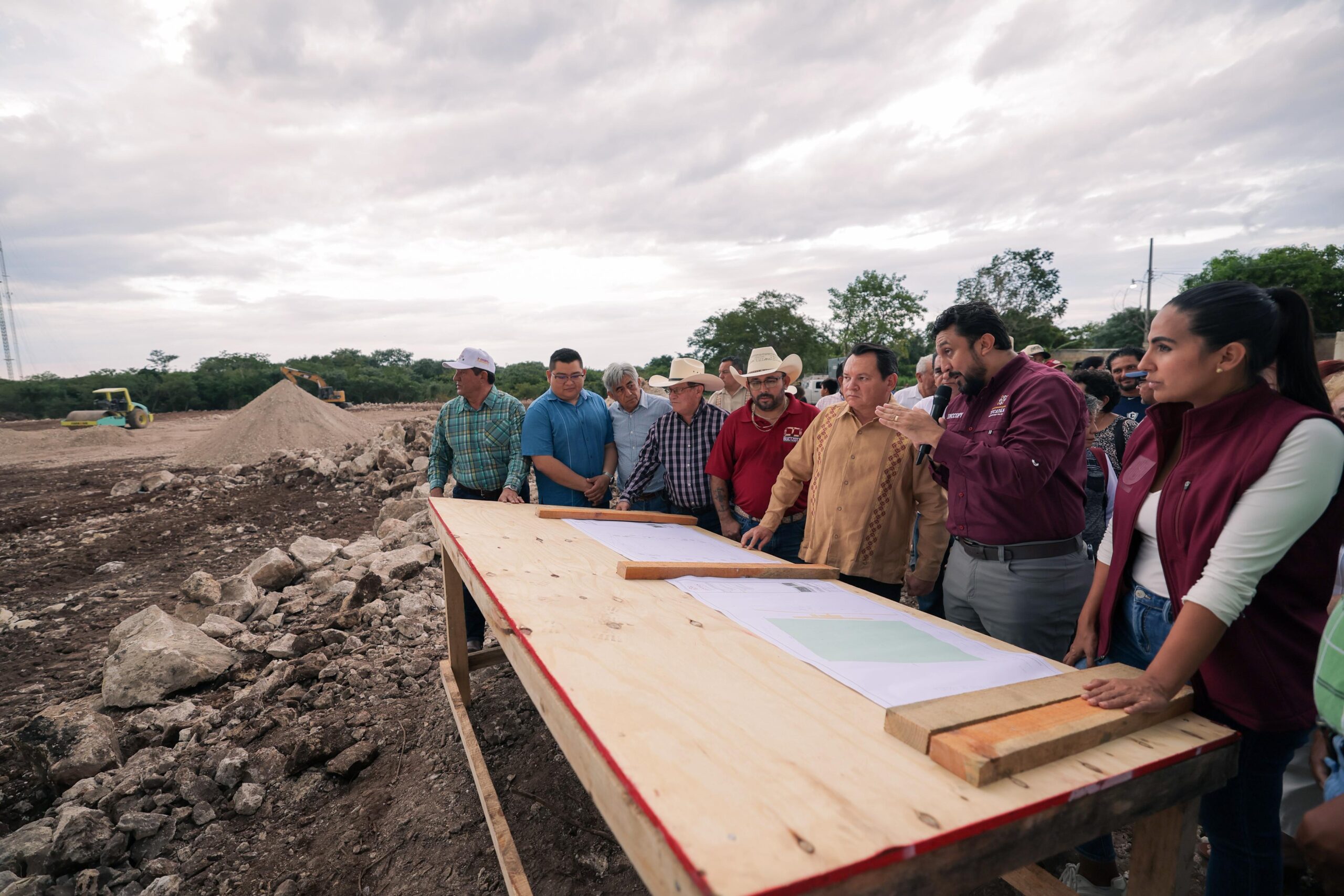 Gobierno del Estado construye campo de fútbol para fomentar deporte en Buctzotz 