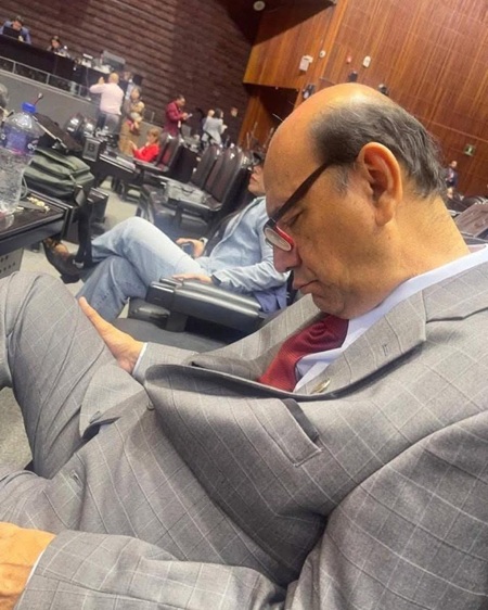 Diputado federal de Morena se duerme durante las sesiones en San Lázaro