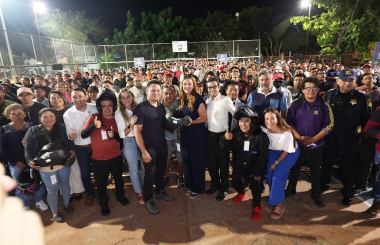 Con el programa “Chambea Seguro”, Cecilia Patrón entrega 236 cascos certificados