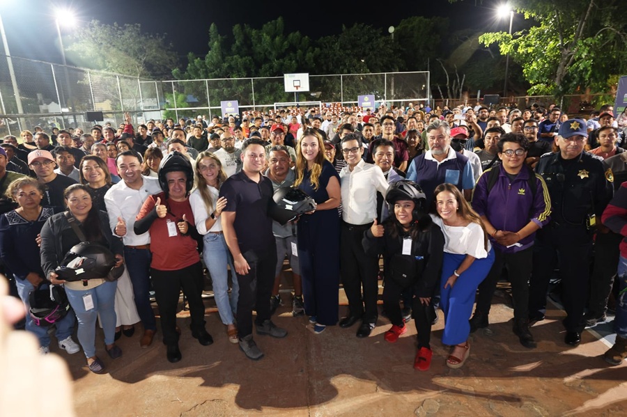 Con el programa “Chambea Seguro”, Cecilia Patrón entrega 236 cascos certificados