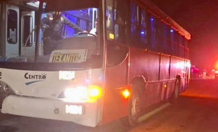 Autobús atropella una moto y mata a dos abuelos y su nieta de ocho años