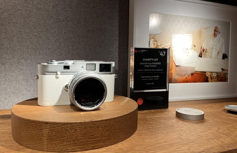 Subastan por 6.5 millones de euros una cámara de fotos Leica del papa Francisco