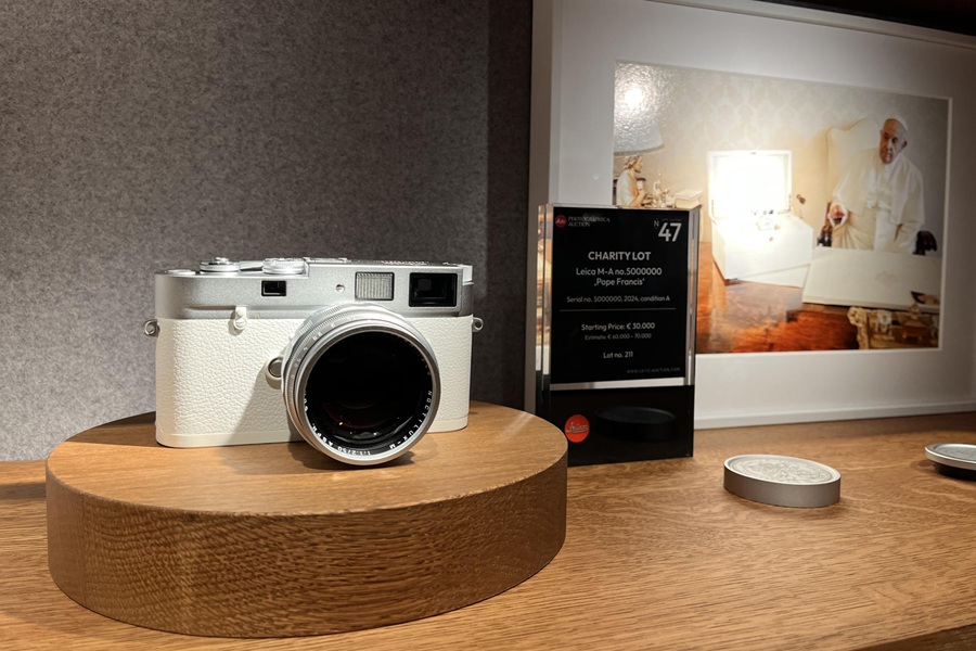 Subastan por 6.5 millones de euros una cámara de fotos Leica del papa Francisco