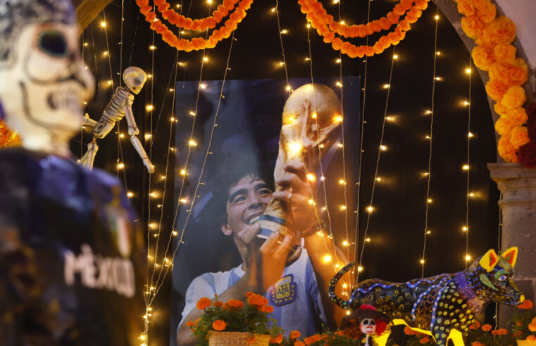 Diego Armando Maradona sigue moviendo el balón en la “otra vida”