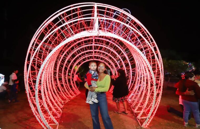 La Navidad llega al oriente con el encendido de Mérida Brilla en el Fracc. del Parque