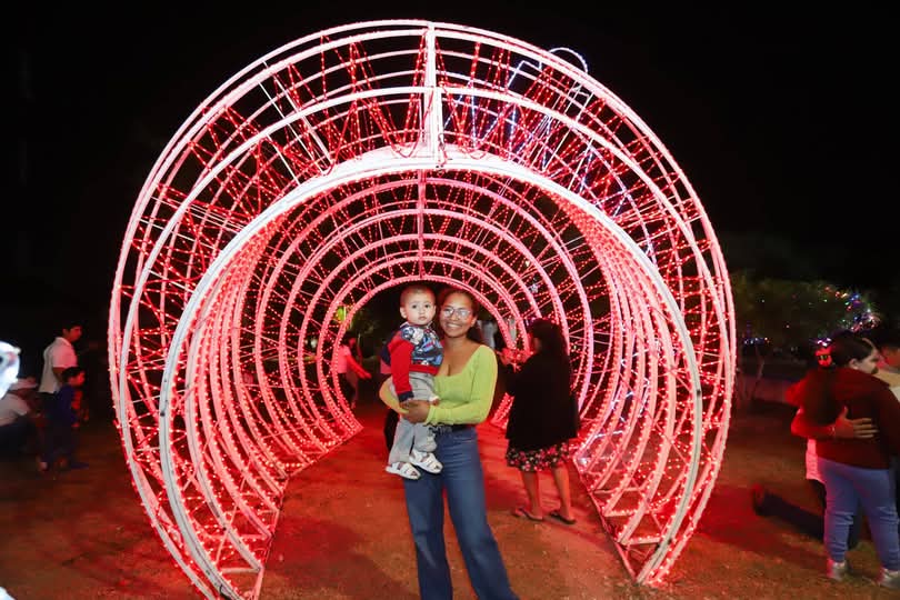 La Navidad llega al oriente con el encendido de Mérida Brilla en el Fracc. del Parque