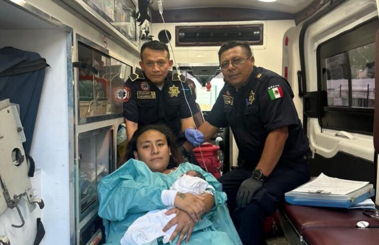 Mujer da luz en ambulancia de la SSP durante traslado médico