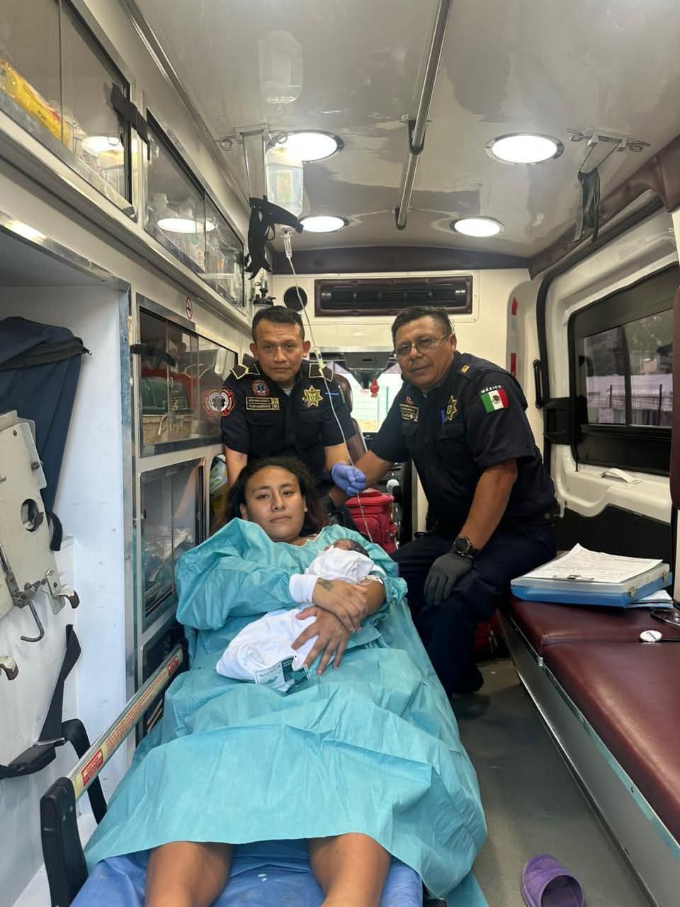 Mujer da luz en ambulancia de la SSP durante traslado médico