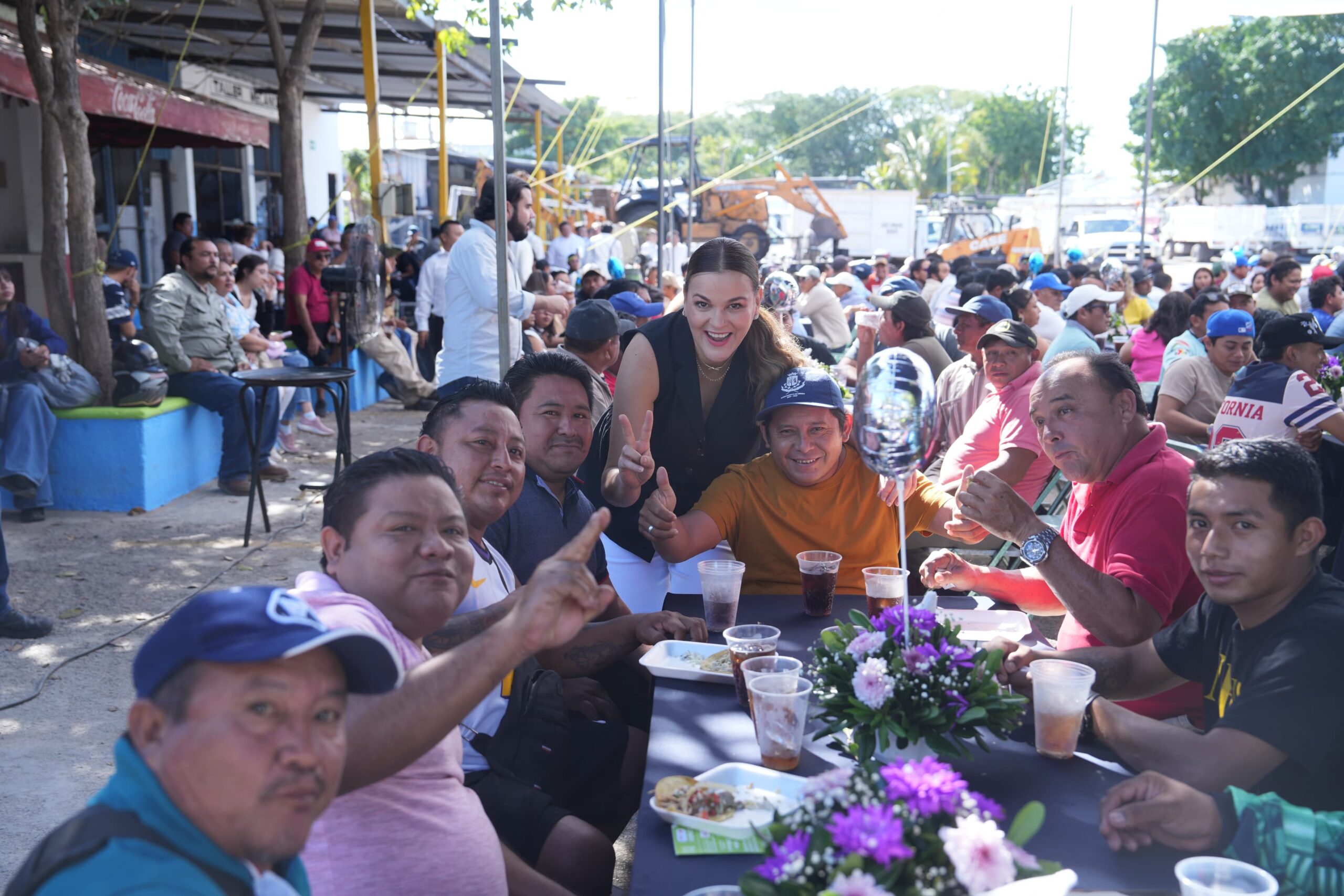 Cecilia Patrón celebra el fin de un año de intenso trabajo con servidores públicos del Ayuntamiento de Mérida