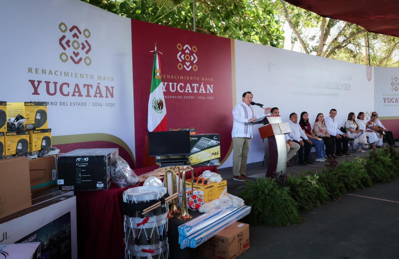 Entrega Díaz Mena equipamiento para mejorar planteles del Cecytey