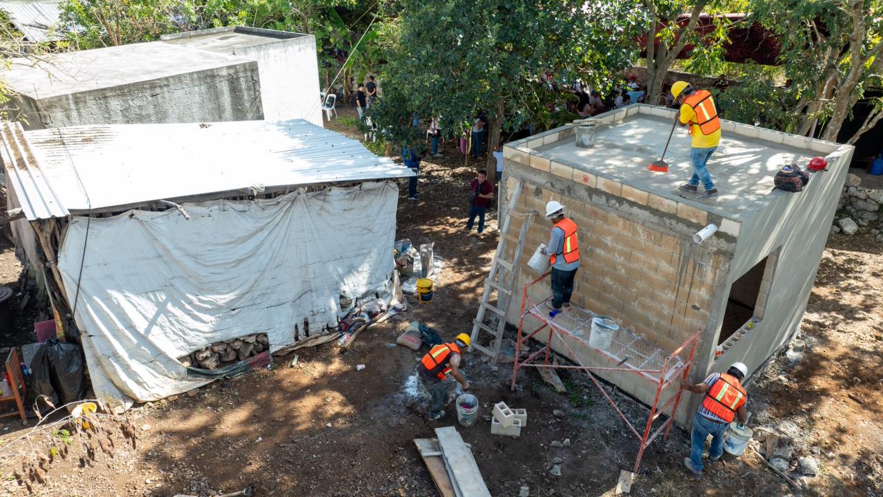 Huacho Díaz entrega acciones de vivienda en Cuzamá