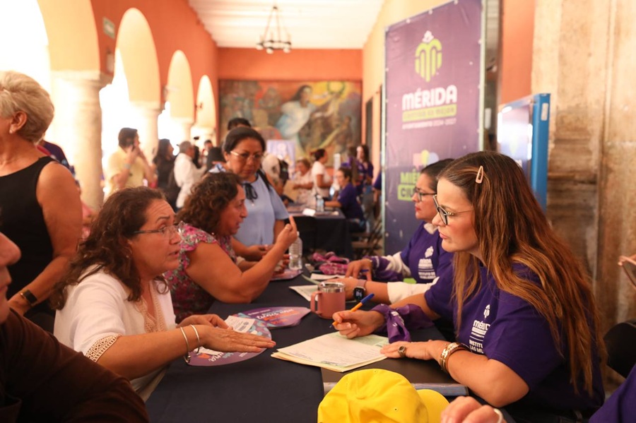 Cecilia Patrón realiza un Miércoles Ciudadano violeta con mujeres al frente del servicio en Mérida