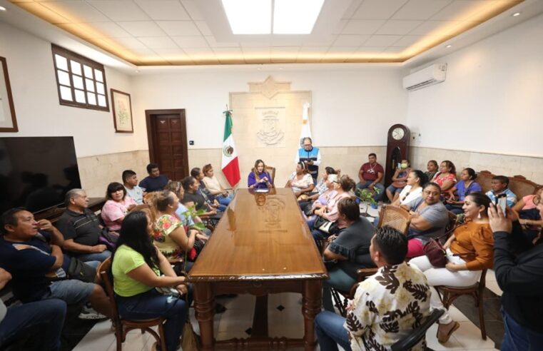 Cecilia Patrón escucha y atiende a los tianguistas de Mérida