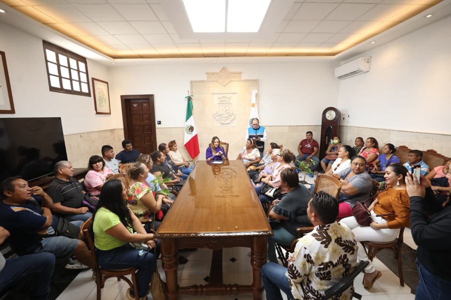 Cecilia Patrón escucha y atiende a los tianguistas de Mérida