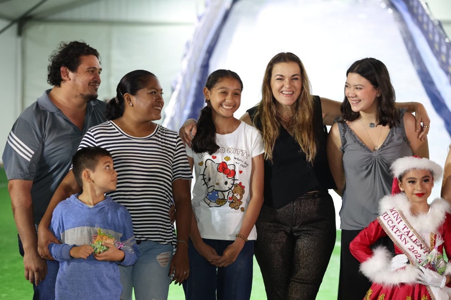 Cecilia Patrón inaugura la pista de patinaje “Magia sobre Hielo” en Paseo de Montejo
