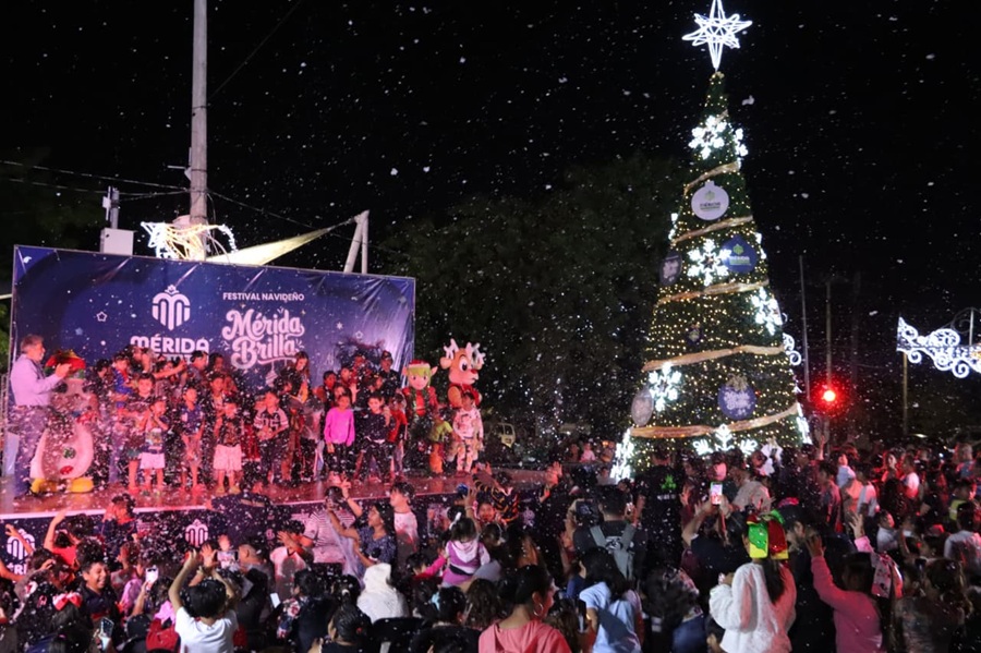 El sur de Mérida brilla con su árbol navideño