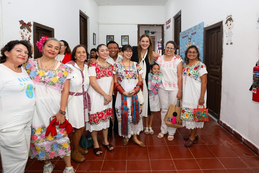 Cecilia Patrón entrega reconocimiento internacional a la campaña Mérida Ta Wéetel