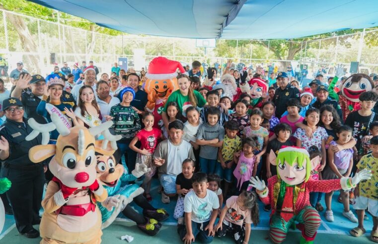 Acompañada de la Policía de Mérida, Cecilia Patrón acerca la Navidad a las comisarías del sur