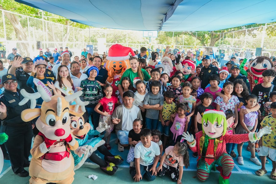 Acompañada de la Policía de Mérida, Cecilia Patrón acerca la Navidad a las comisarías del sur