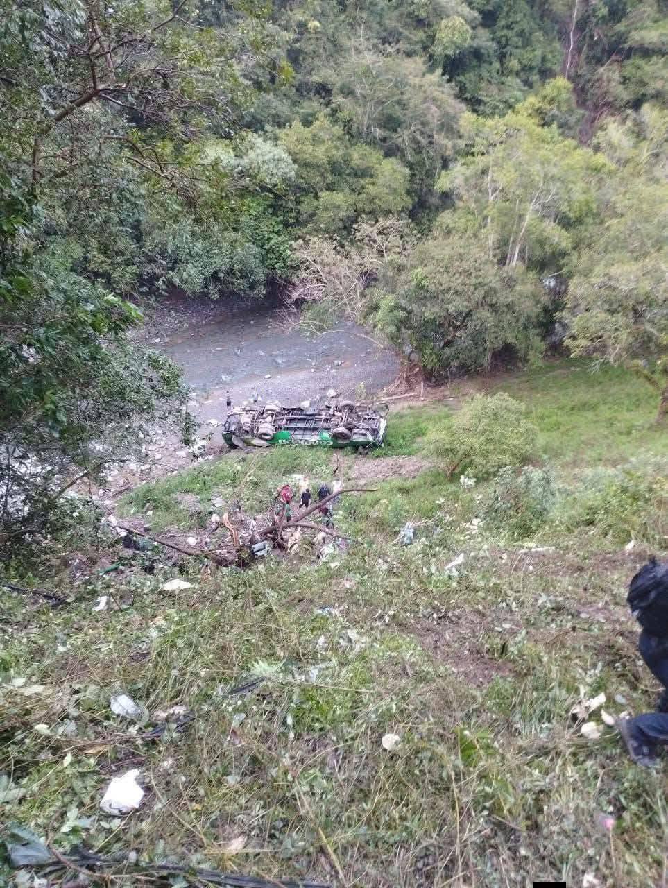 Autobús cae a un barranco y deja decenas de heridos