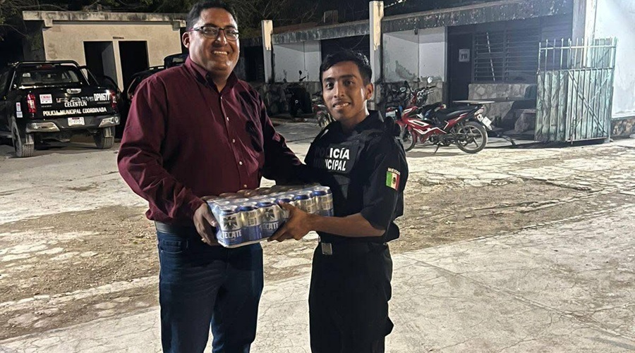 Alcalde de Celestún regala planchas de cervezas a policías municipales