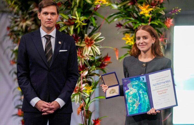 Hija de María Corina Machado recibe el Nobel de la Paz en su ausencia