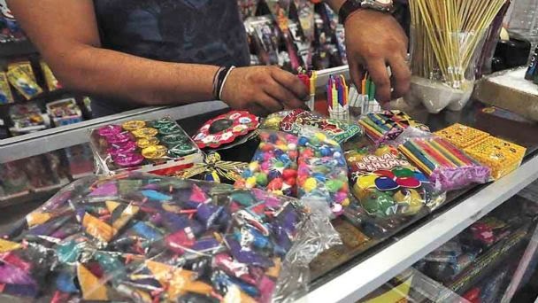 Otorga Ayuntamiento 270 permisos para vender bombitas y demás artículos navideños