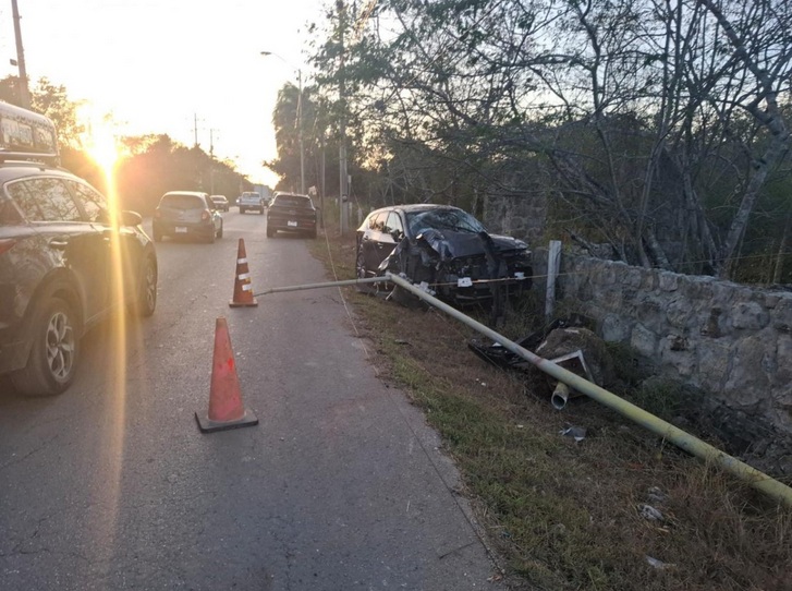 Choca Moisés Bates y destroza camioneta nueva del Iepac