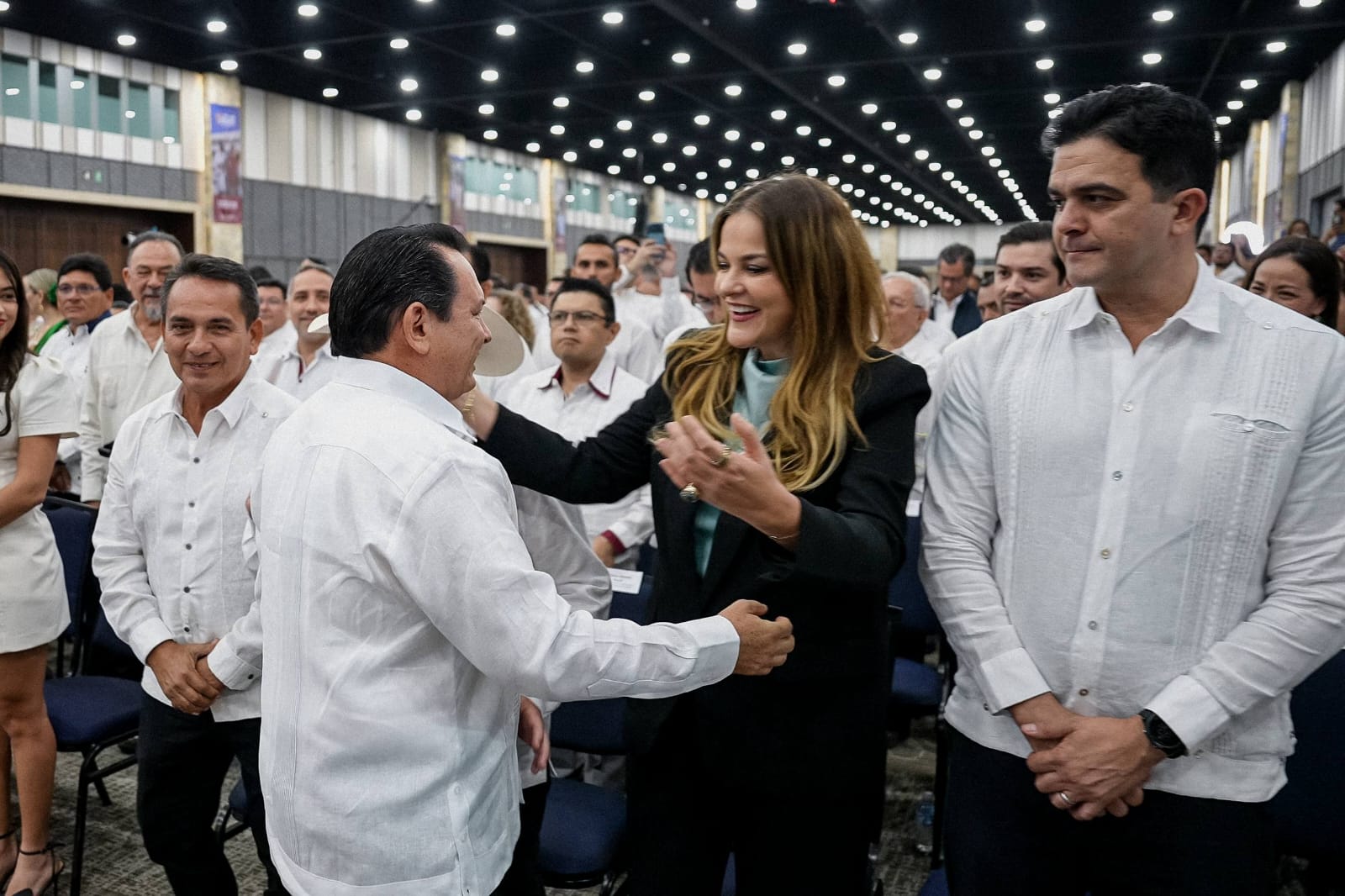 Cecilia Patrón reitera disposición a seguir el trabajo coordinada en beneficio de familias meridanas