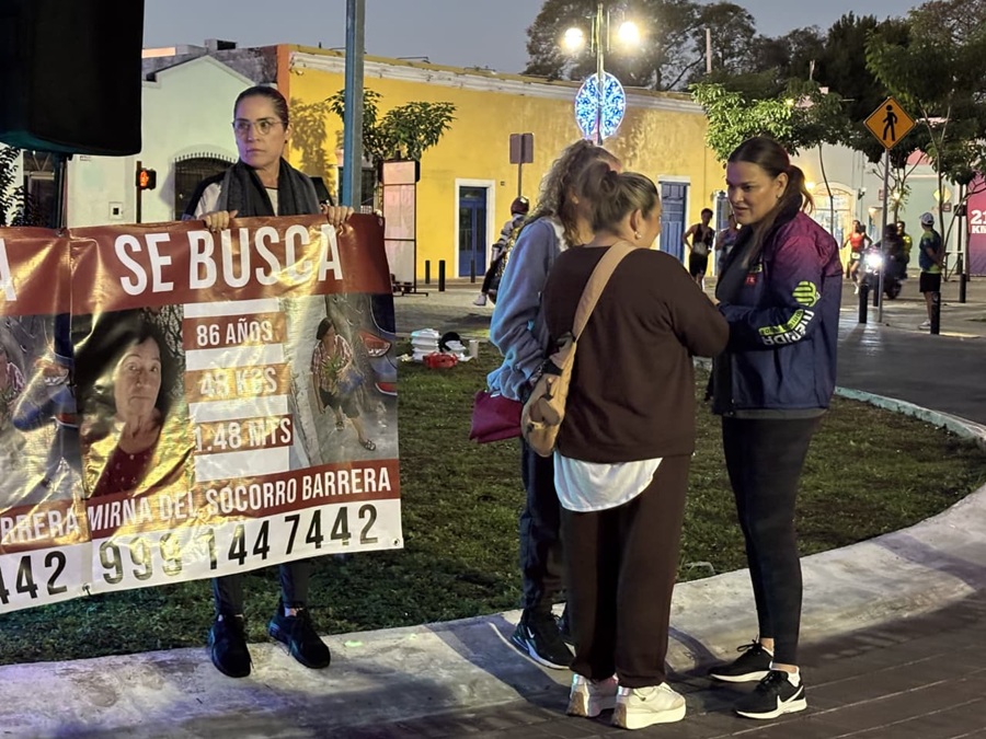 Cecilia Patrón atiende a la familia de Mirna Barrera durante el Marat’hon de Mérida