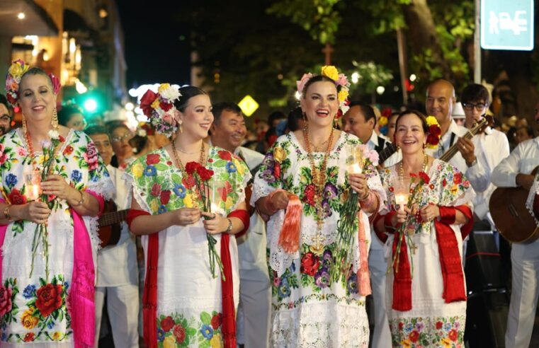 Cientos de voces le cantan las mañanitas a Mérida por sus 484 años